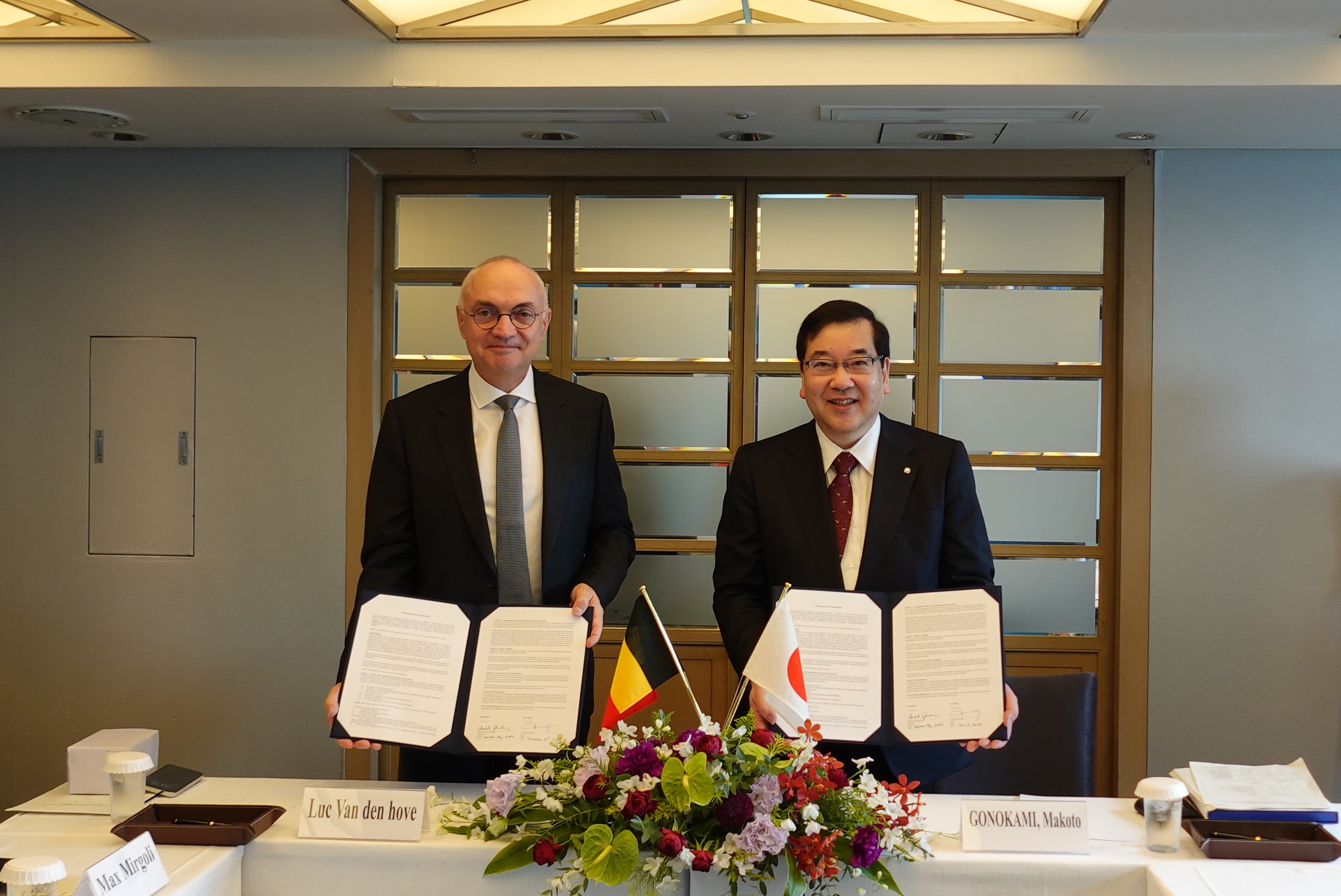 Riken and imec sign Memorandum of Cooperation. (L) Luc Van den hove, President and CEO of imec, (R) Gonokami Makoto, President of RIKEN