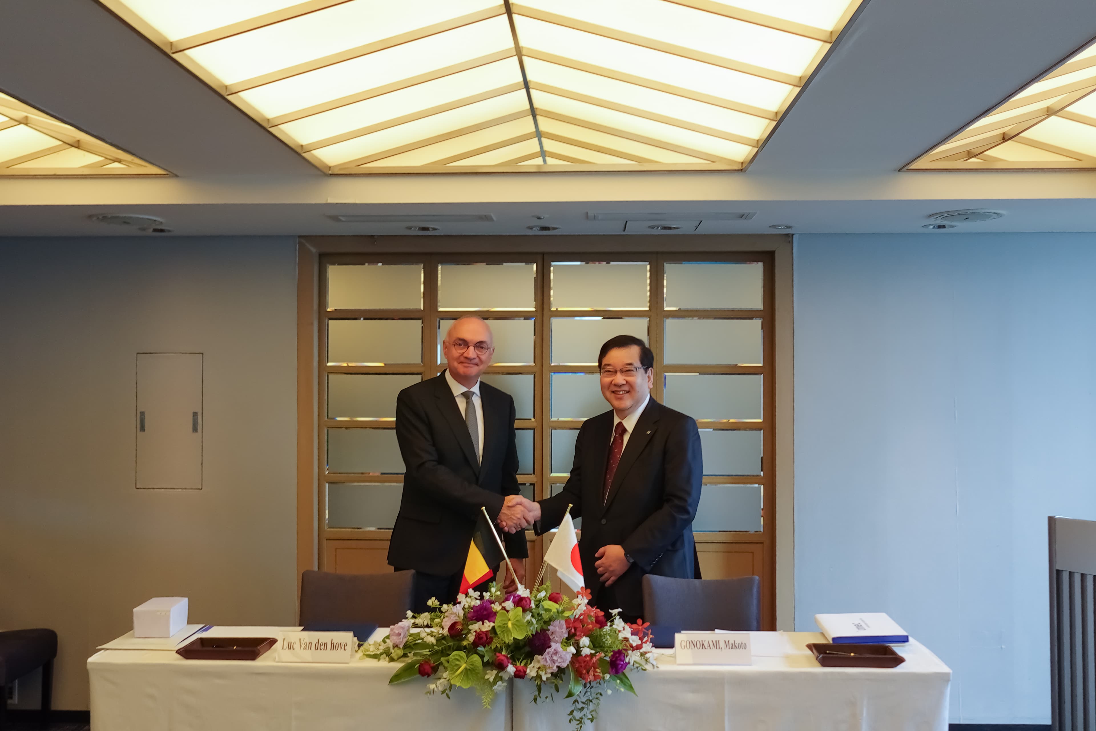 Imec President and CEO, Luc Van den hove, and RIKEN President, Makoto Gonokami, at the signing ceremony